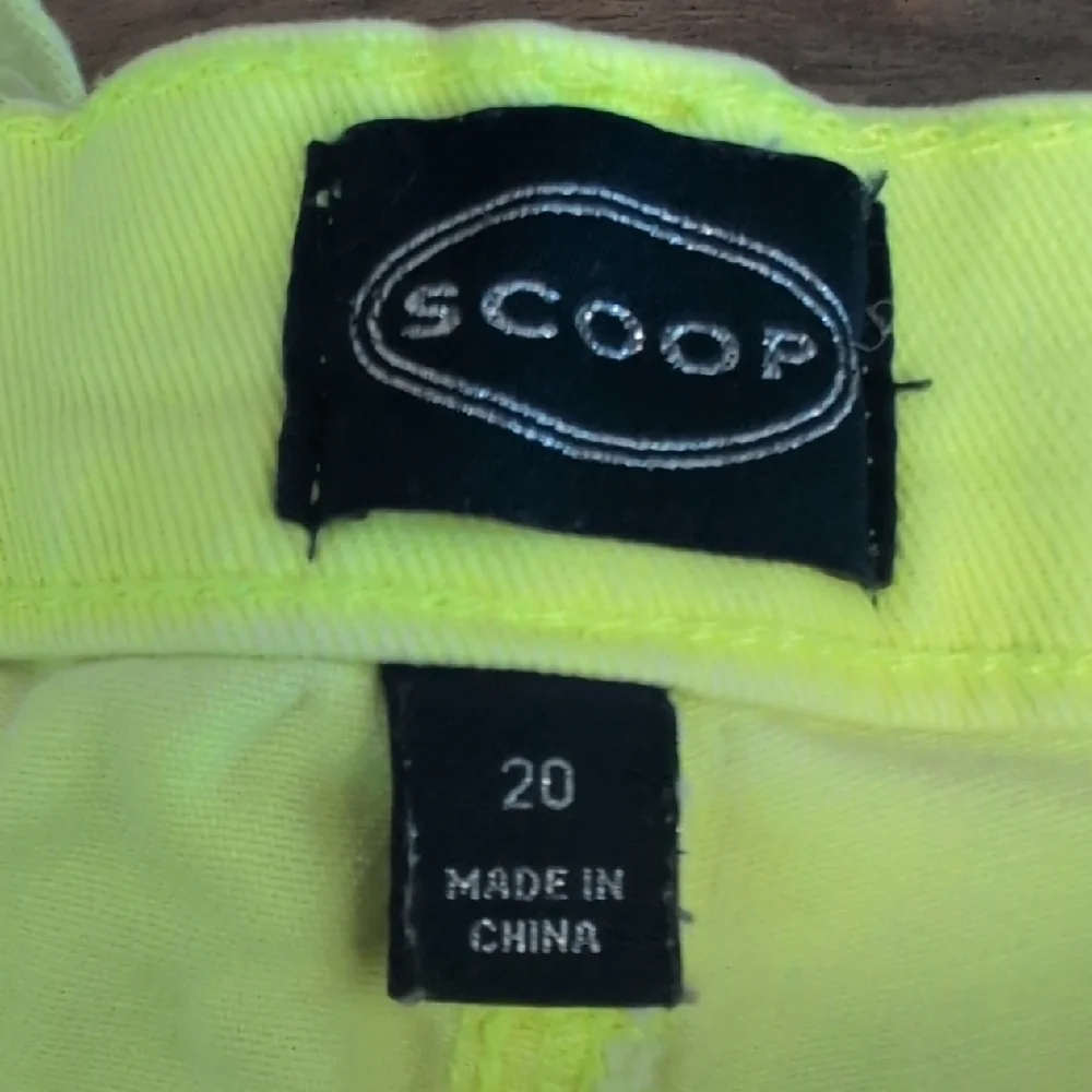 Scoop Vibrant Yellow Women's Distressed Jean Shorts 20                     -811G